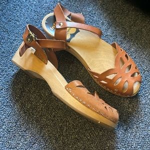 Tan Swedish hasbeens low peep-toe clogs